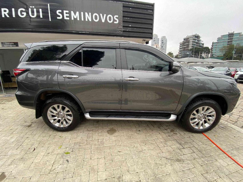 toyota hilux sw4 2.8 d-4d turbo diesel srx 4x4 automatico 4p 20213