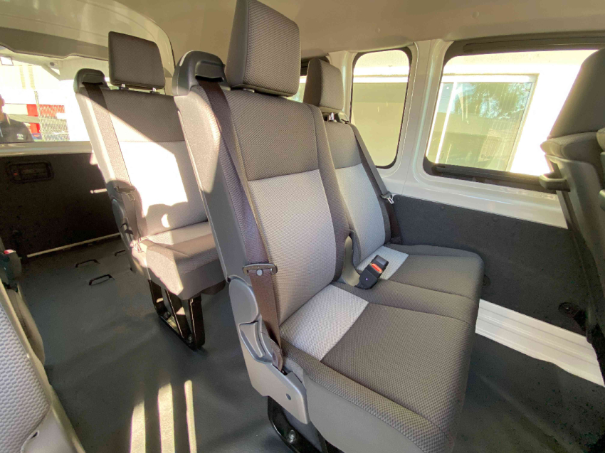 toyota hiace 2.8 d-4d turbo diesel minibus 15+1 dx automatico 4p 202520