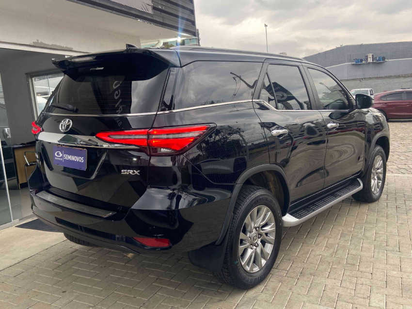 toyota hilux sw4 2.8 d-4d turbo diesel srx 4x4 automatico 4p 20244