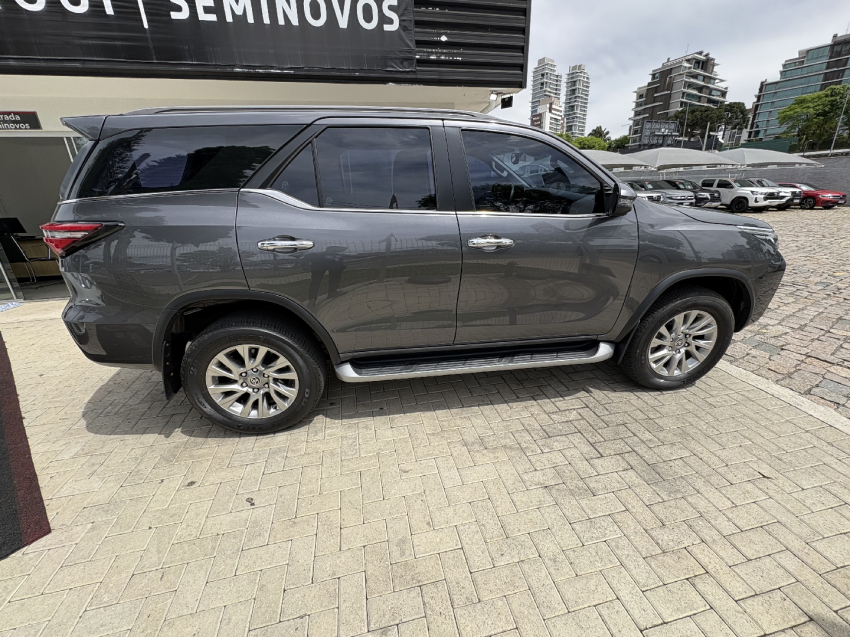 toyota hilux sw4 2.8 d-4d turbo diesel srx 4x4 automatico 4p 20223