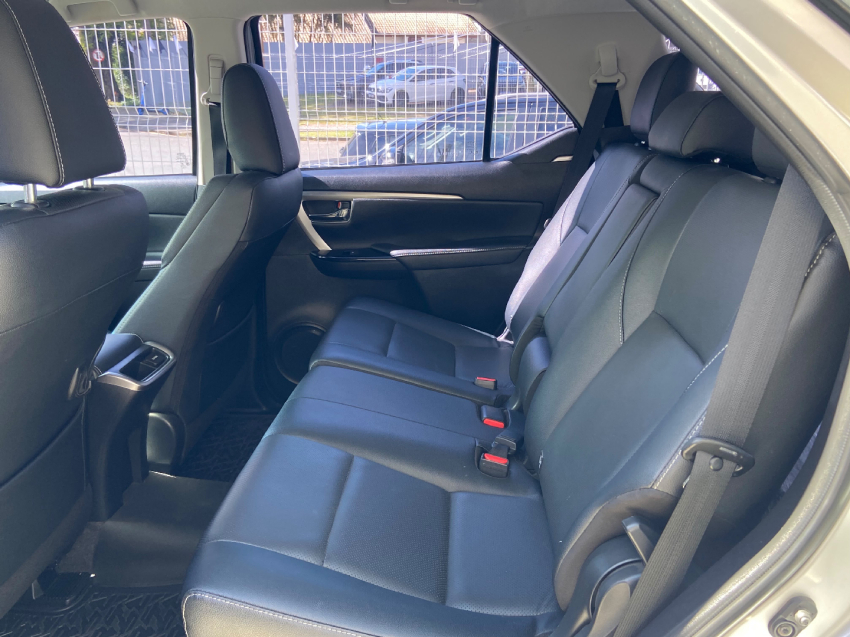 toyota hilux sw4 2.8 d-4d turbo diesel srx 4x4 automatico 4p 202215