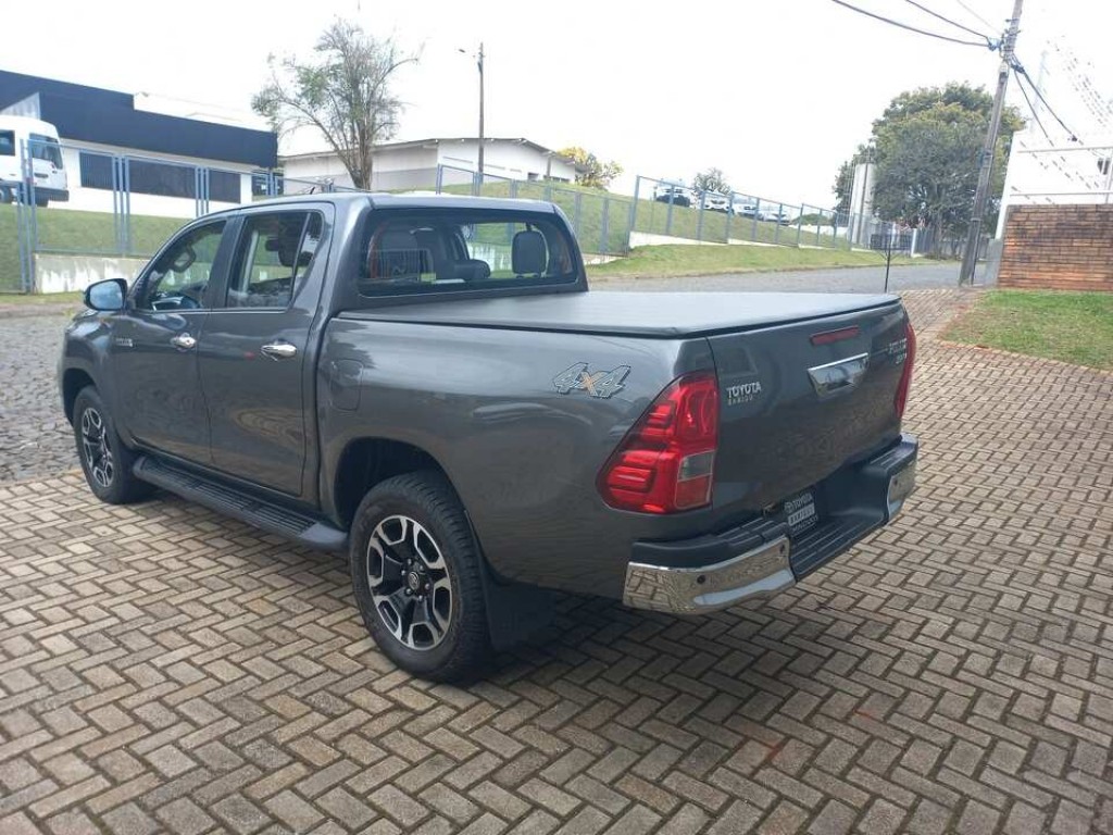 toyota hilux 2.8 d-4d turbo diesel cd srv 4x4 automatico 4p 2022