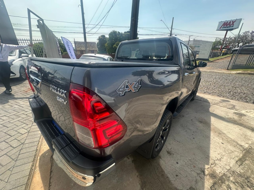 toyota hilux 2.8 d-4d turbo diesel cd srv 4x4 automatico 4p 2022