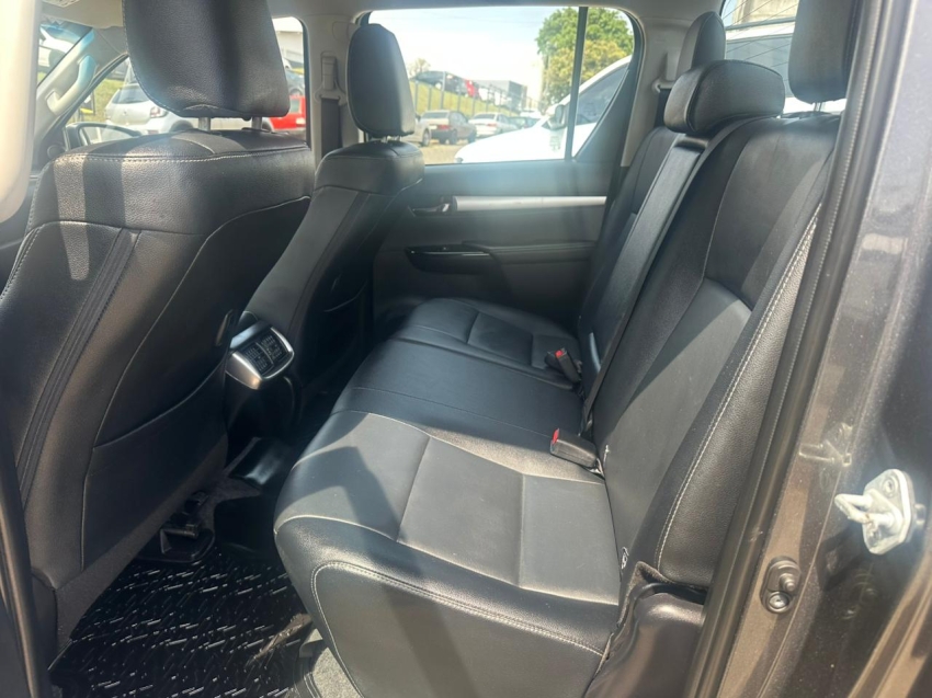 toyota hilux 2.8 d-4d turbo diesel cd srv 4x4 automatico 4p 2022
