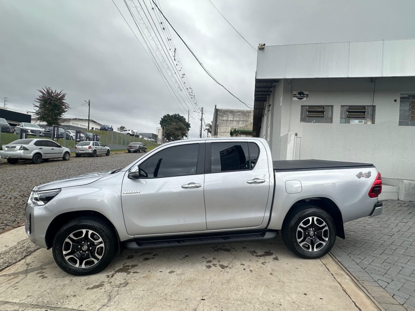 toyota hilux 2.8 d-4d turbo diesel cd srv 4x4 automatico 4p 2025