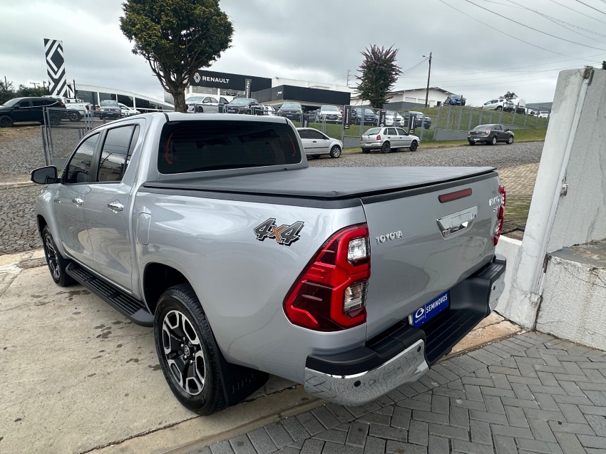 toyota hilux 2.8 d-4d turbo diesel cd srv 4x4 automatico 4p 2025