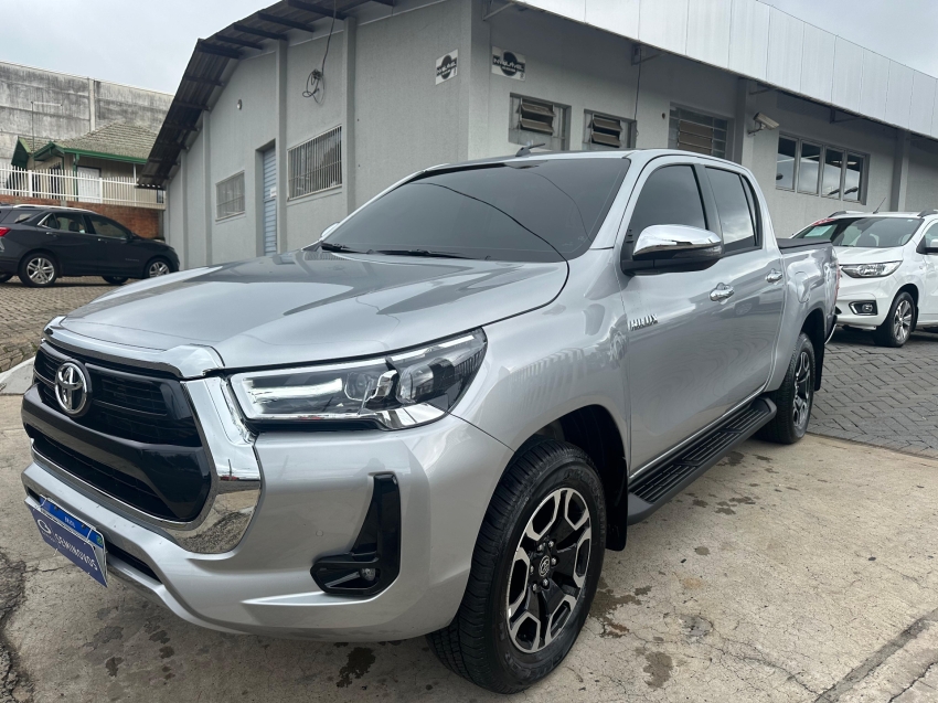 toyota hilux 2.8 d-4d turbo diesel cd srv 4x4 automatico 4p 2025