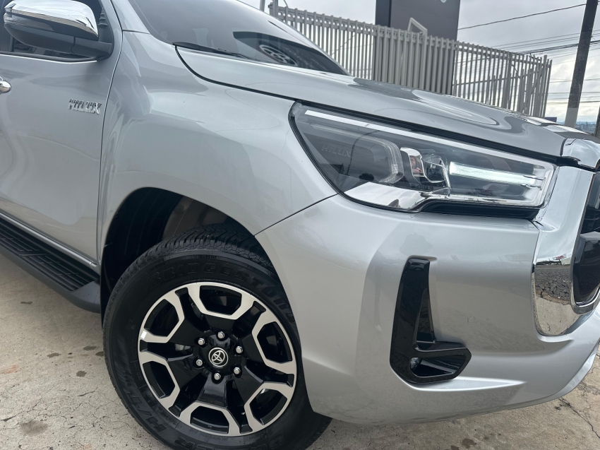 toyota hilux 2.8 d-4d turbo diesel cd srv 4x4 automatico 4p 2025