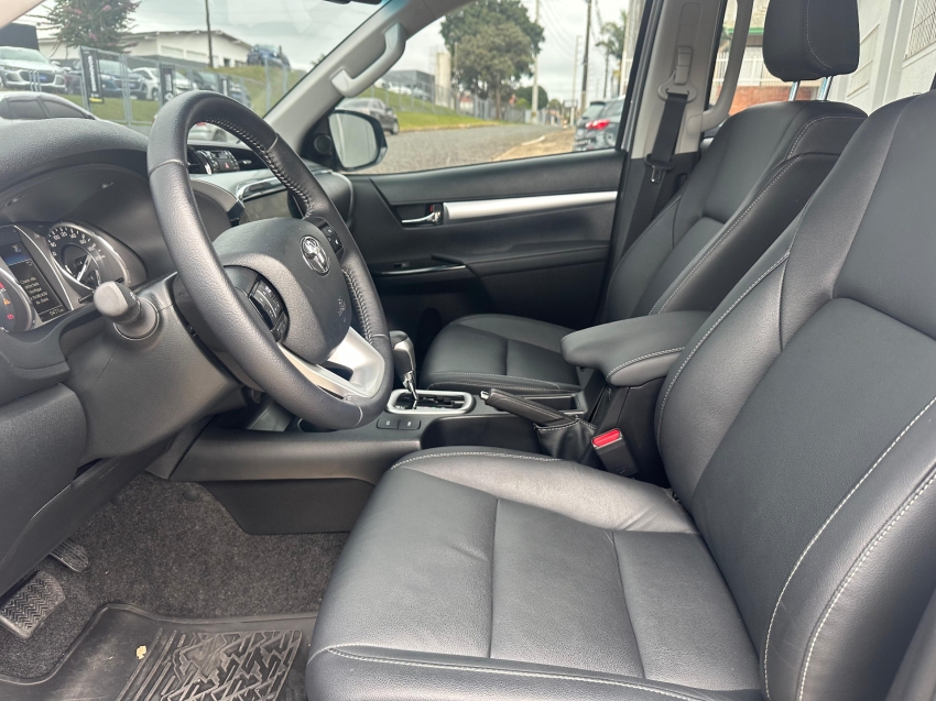 toyota hilux 2.8 d-4d turbo diesel cd srv 4x4 automatico 4p 2025