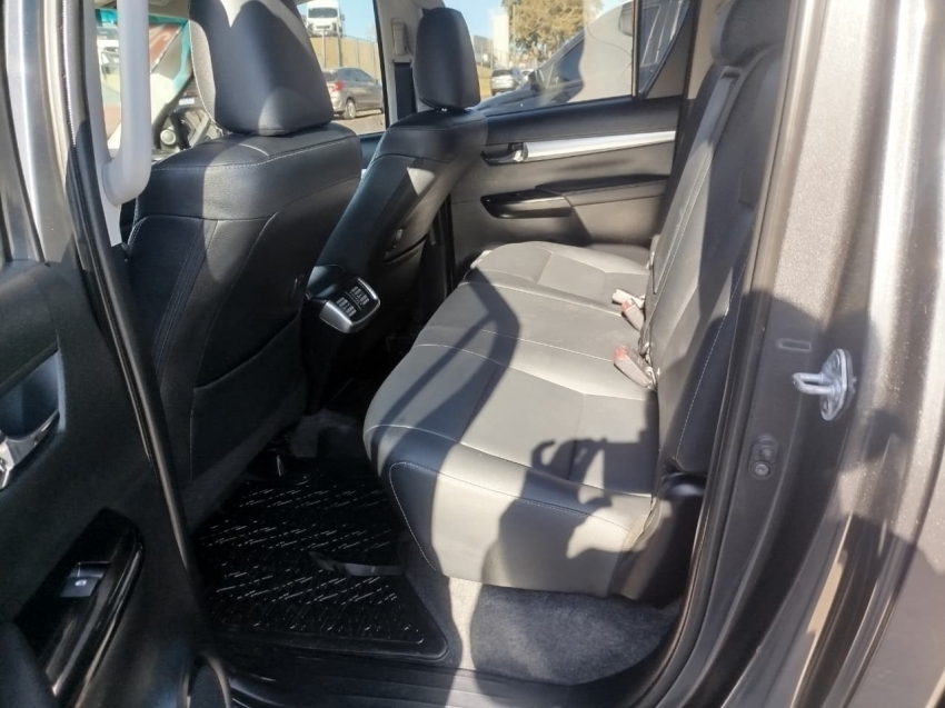 toyota hilux 2.8 d-4d turbo diesel cd srv 4x4 automatico 4p 2024