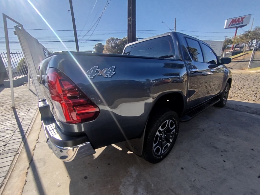 toyota hilux 2.8 d-4d turbo diesel cd srv 4x4 automatico 4p 2024