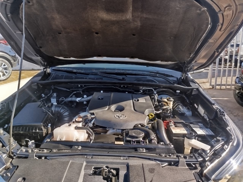 toyota hilux 2.8 d-4d turbo diesel cd srv 4x4 automatico 4p 2024