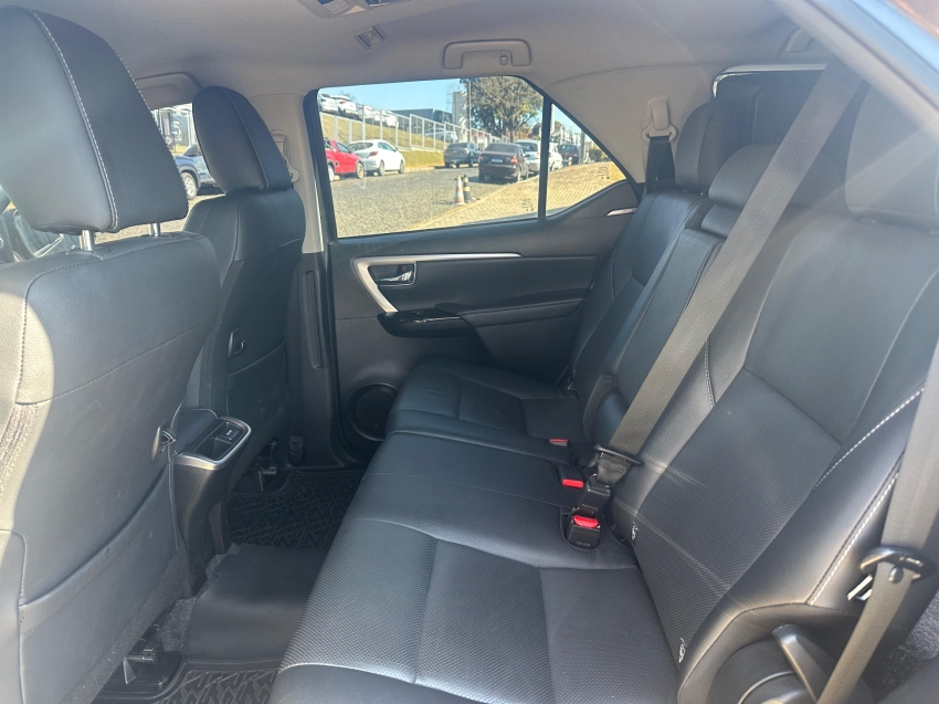 toyota hilux sw4 2.8 d-4d turbo diesel srx 7l 4x4 automatico 4p 2024