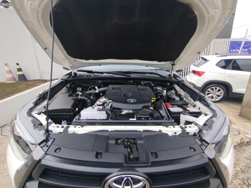 toyota hilux 2.8 d-4d turbo diesel cd sr 4x4 automatico 4p 2024