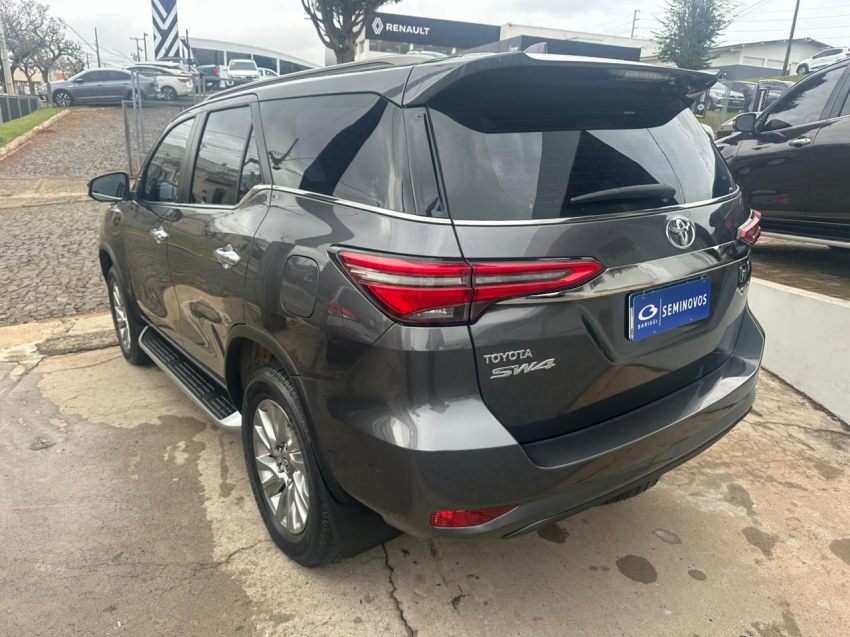 toyota hilux sw4 2.8 d-4d turbo diesel srx 7l 4x4 automatico 4p 2022