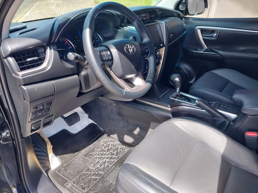 toyota hilux sw4 2.8 d-4d turbo diesel srx 7l 4x4 automatico 4p 202412