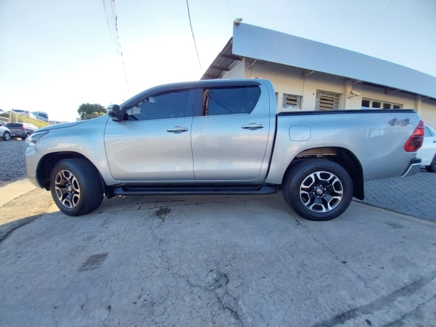 toyota hilux 2.8 d-4d turbo diesel cd srx 4x4 automatico 4p 20213