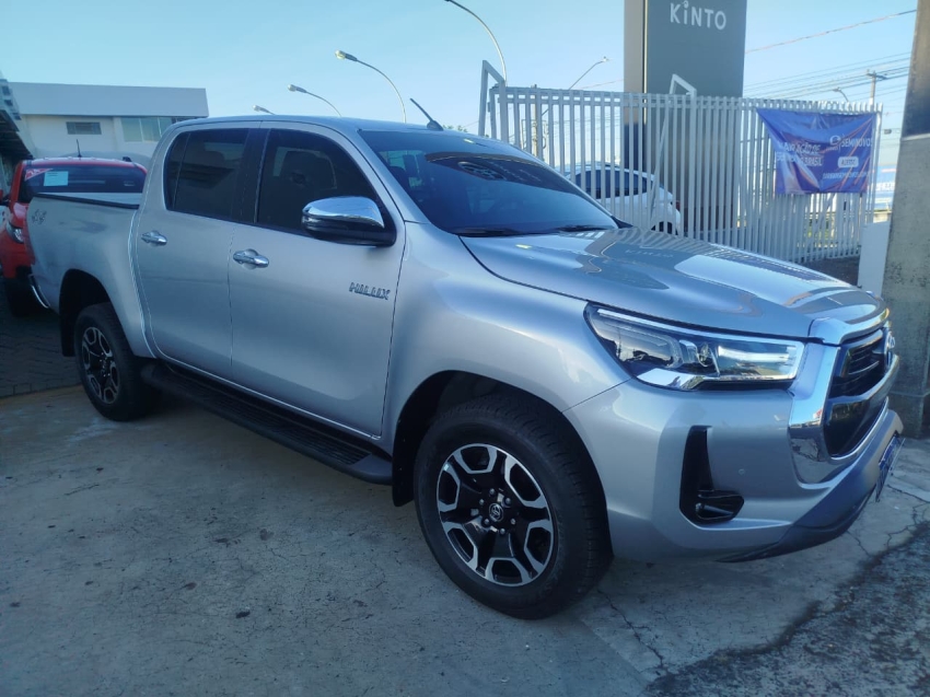 toyota hilux 2.8 d-4d turbo diesel cd srv 4x4 automatico 4p 2025