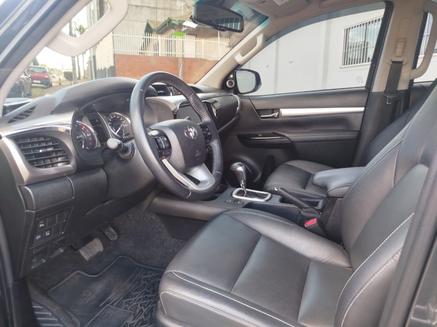 toyota hilux 2.8 d-4d turbo diesel cd srx 4x4 automatico 4p 202411