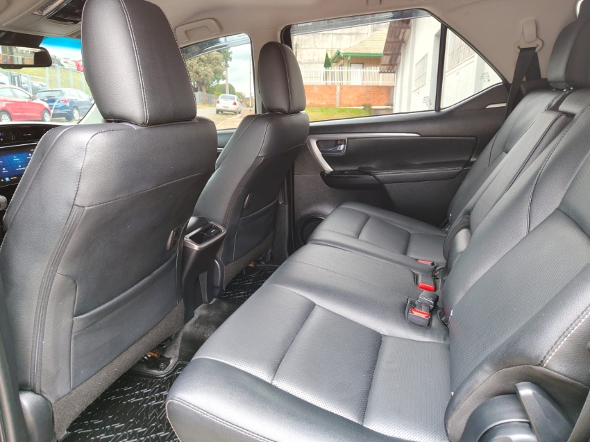 toyota hilux sw4 2.8 d-4d turbo diesel srx 7l 4x4 automatico 4p 202411