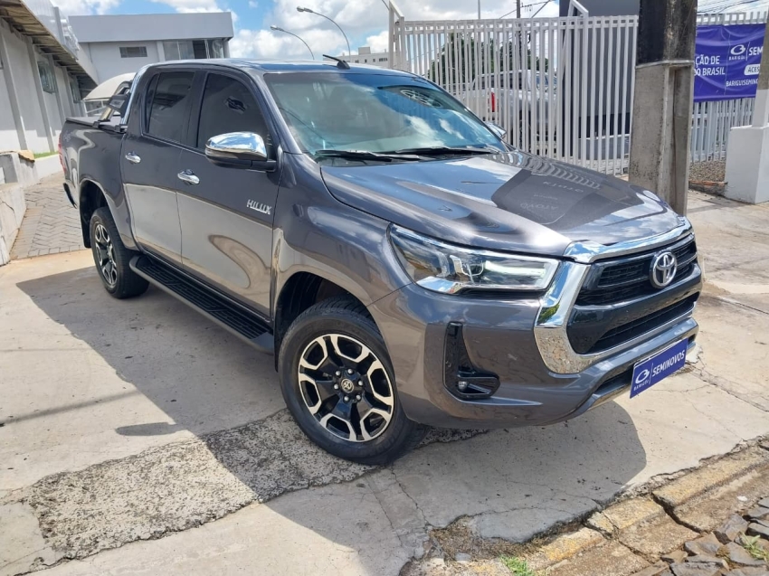 toyota hilux 2.8 d-4d turbo diesel cd srv 4x4 automatico 4p 2025