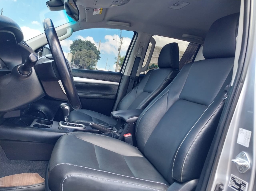 toyota hilux 2.8 d-4d turbo diesel cd srx 4x4 automatico 4p 202313