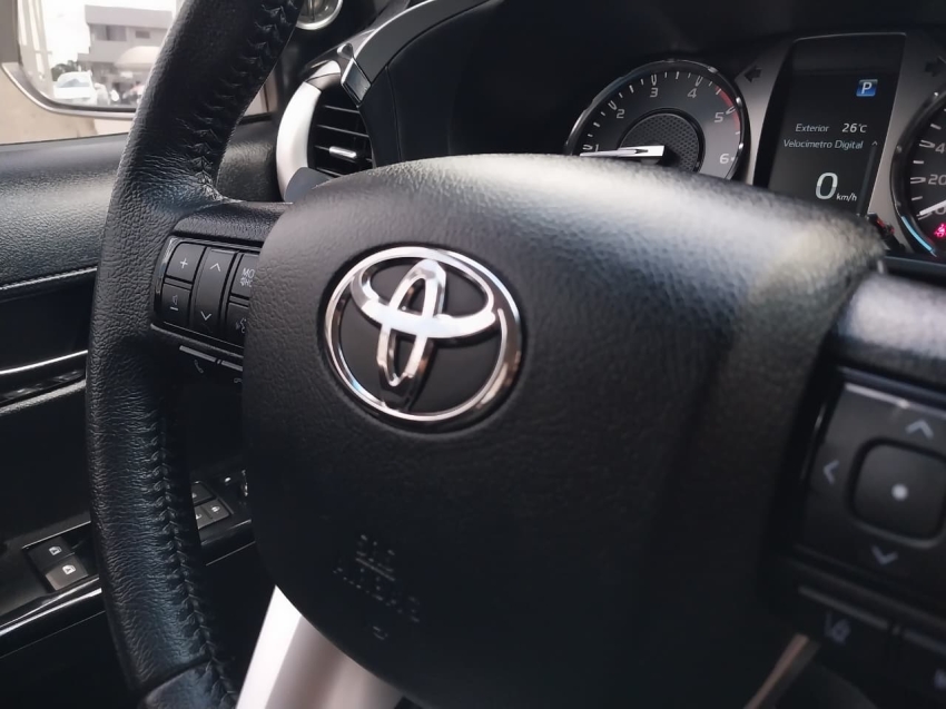 toyota hilux 2.8 d-4d turbo diesel cd srx plus 4x4 automatico 4p 202412