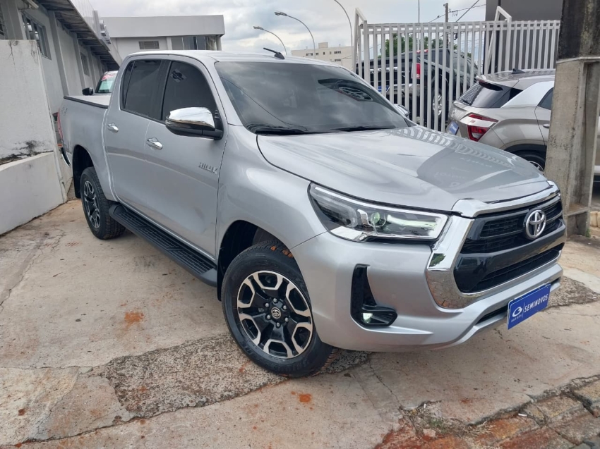 toyota hilux 2.8 d-4d turbo diesel cd srv 4x4 automatico 4p 2025