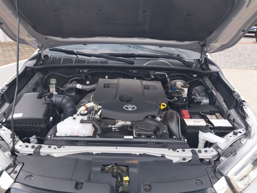 toyota hilux 2.8 d-4d turbo diesel cd srv 4x4 automatico 4p 202512