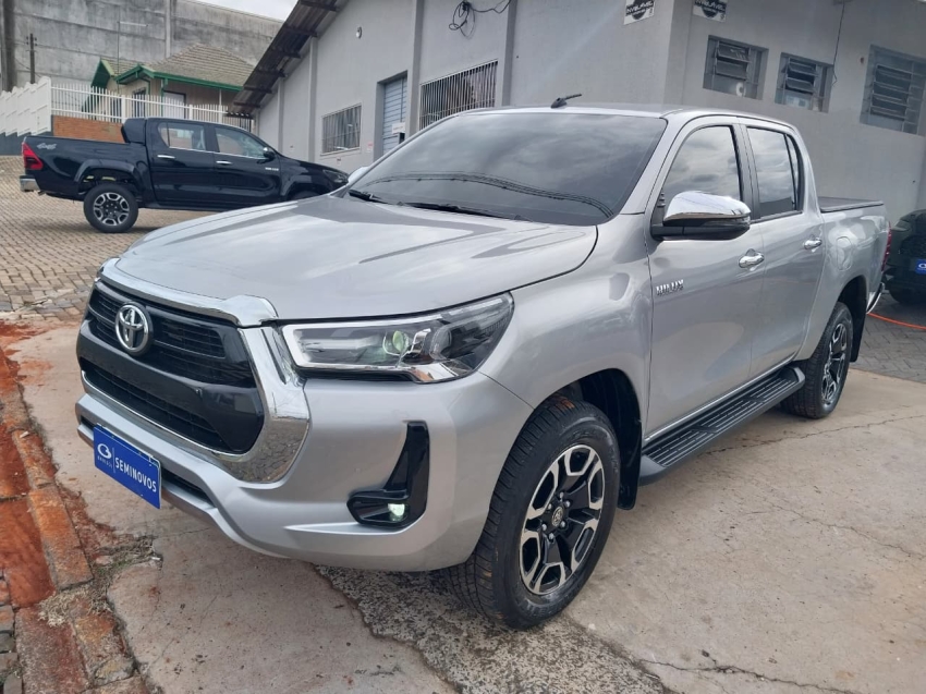 toyota hilux 2.8 d-4d turbo diesel cd srv 4x4 automatico 4p 20252