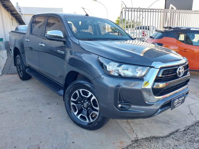 toyota hilux 2.8 d-4d turbo diesel cd srv 4x4 automatico 4p 2024