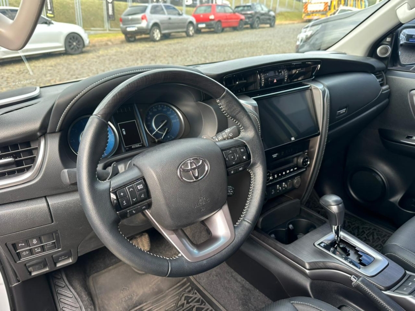 toyota hilux sw4 2.8 d-4d turbo diesel srx 4x4 automatico 5p 202412
