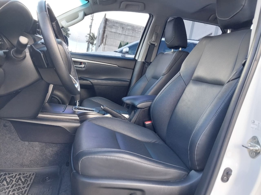 toyota hilux sw4 2.8 d-4d turbo diesel srx 4x4 automatico 4p 202410