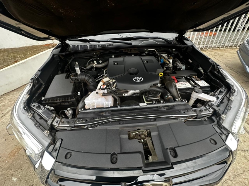 toyota hilux 2.8 d-4d turbo diesel cd srx 4x4 automatico 4p 202512