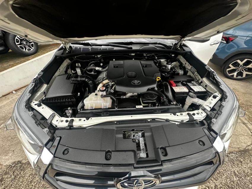 toyota hilux 2.8 d-4d turbo diesel cd srv 4x4 automatico 4p 202411
