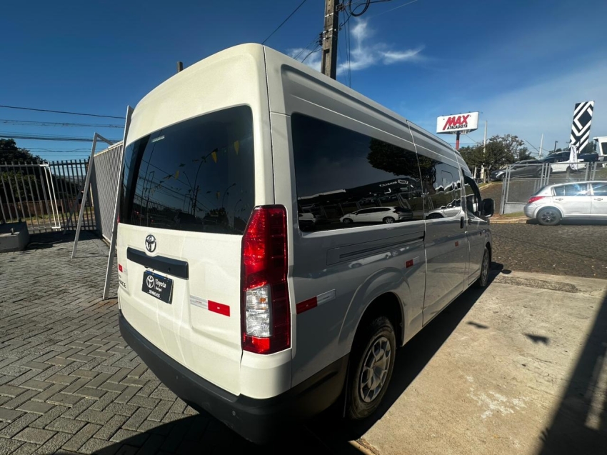 toyota hiace 2.8 d-4d turbo diesel minibus 15+1 dx automatico 5p 20256