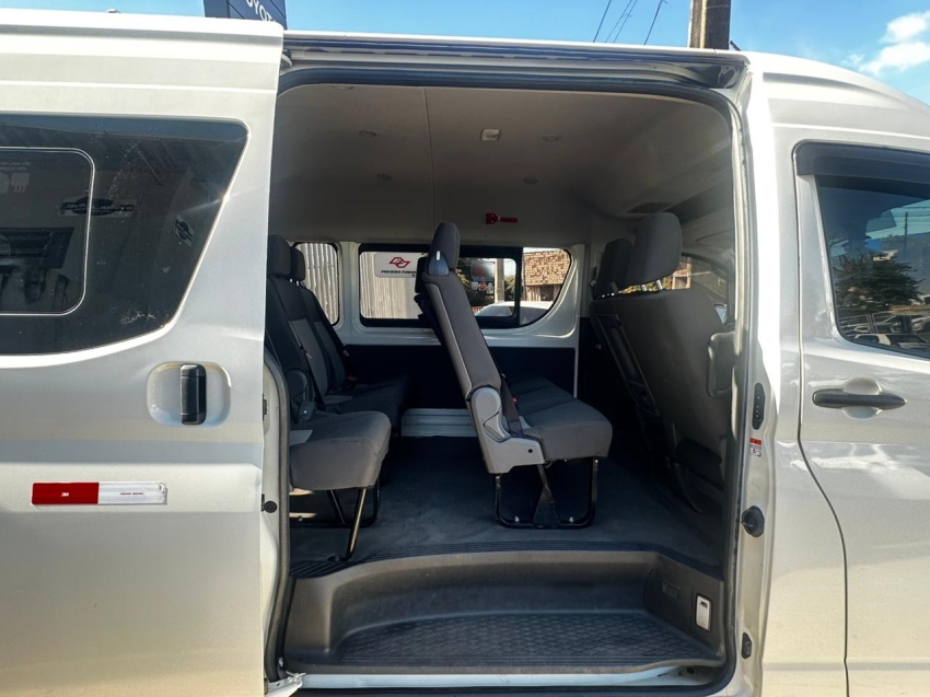 toyota hiace 2.8 d-4d turbo diesel minibus 15+1 dx automatico 5p 20258