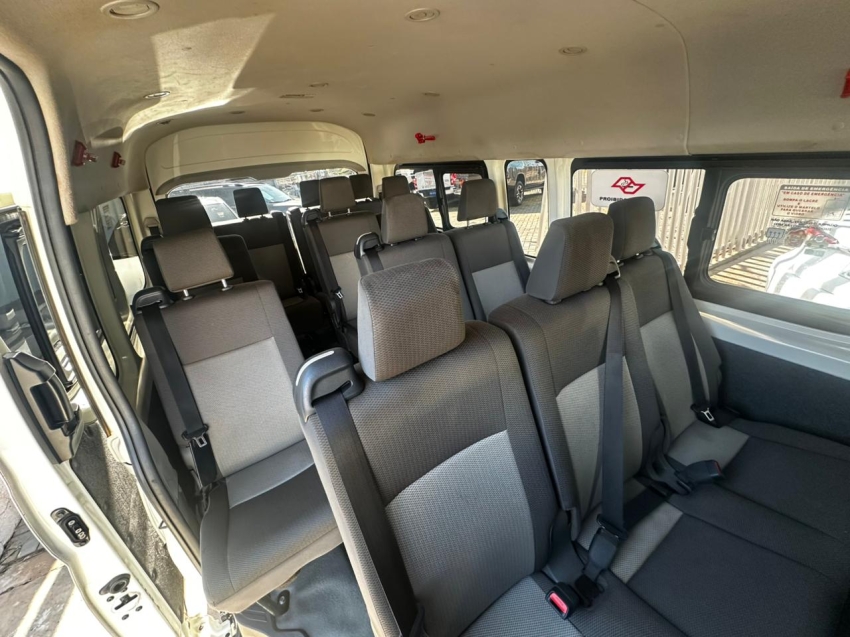 toyota hiace 2.8 d-4d turbo diesel minibus 15+1 dx automatico 5p 202510