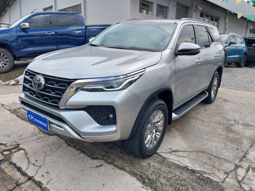 toyota hilux sw4 2.8 d-4d turbo diesel srx 7l 4x4 automatico 4p 20242