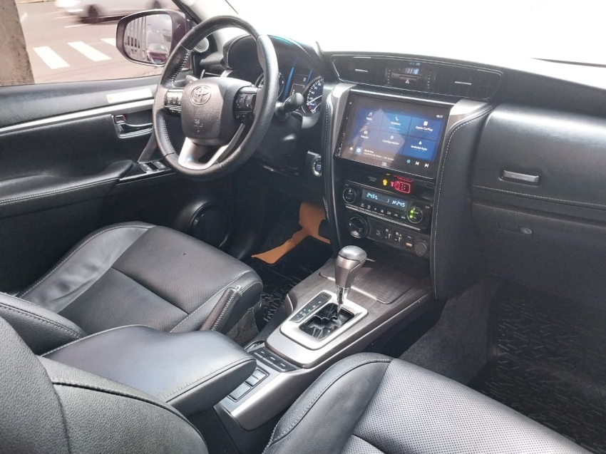 toyota hilux sw4 2.8 d-4d turbo diesel srx 7l 4x4 automatico 4p 202414