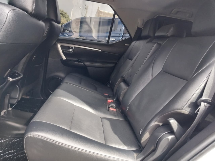 toyota hilux sw4 2.8 d-4d turbo diesel srx 7l 4x4 automatico 4p 20249