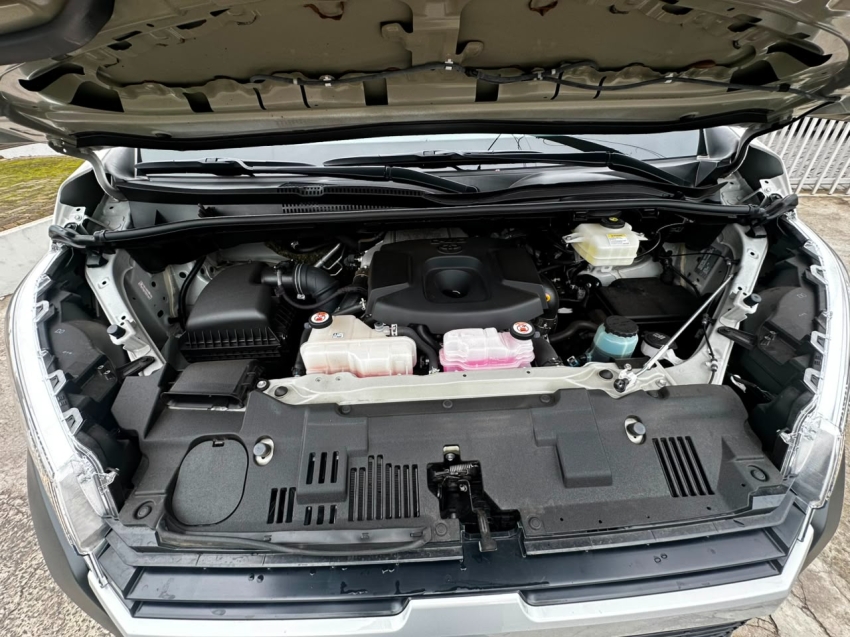 toyota hiace 2.8 d-4d turbo diesel minibus 15+1 dx automatico 2p 20252