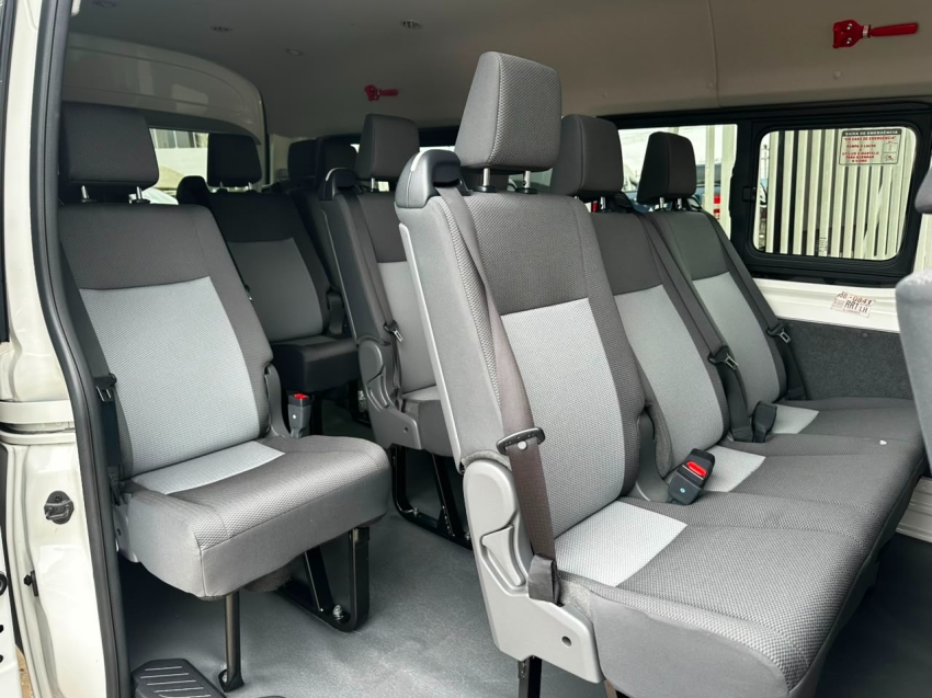 toyota hiace 2.8 d-4d turbo diesel minibus 15+1 dx automatico 2p 202512