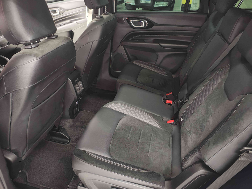 jeep commander 2.0 hurricane 4 turbo gasolina blackhawk at9 4p automatico 2025