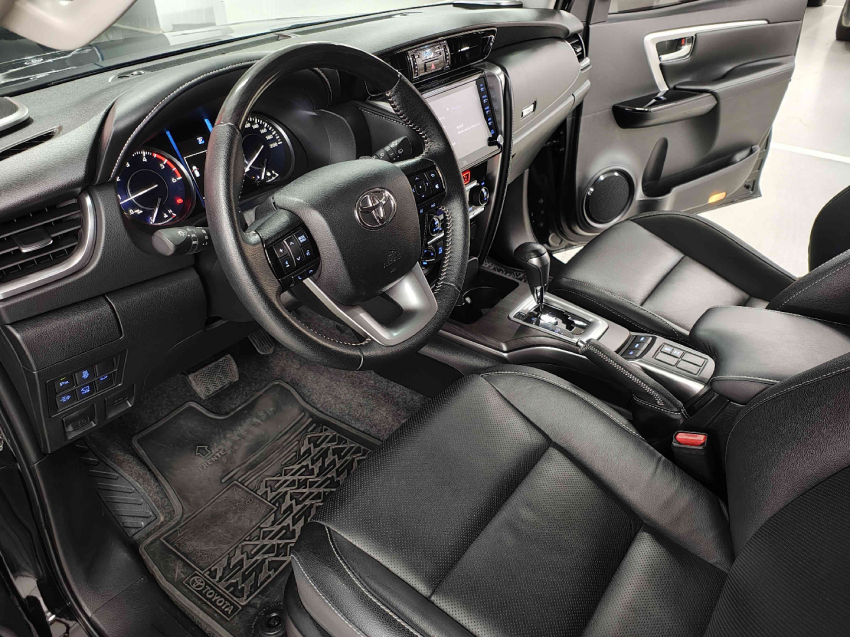 toyota hilux sw4 2.8 d-4d turbo diesel srx 7l 4x4 automatico 5p 202310