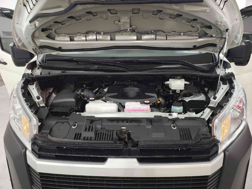 toyota hiace 2.8 d-4d turbo diesel minibus 15+1 dx automatico 4p 202512