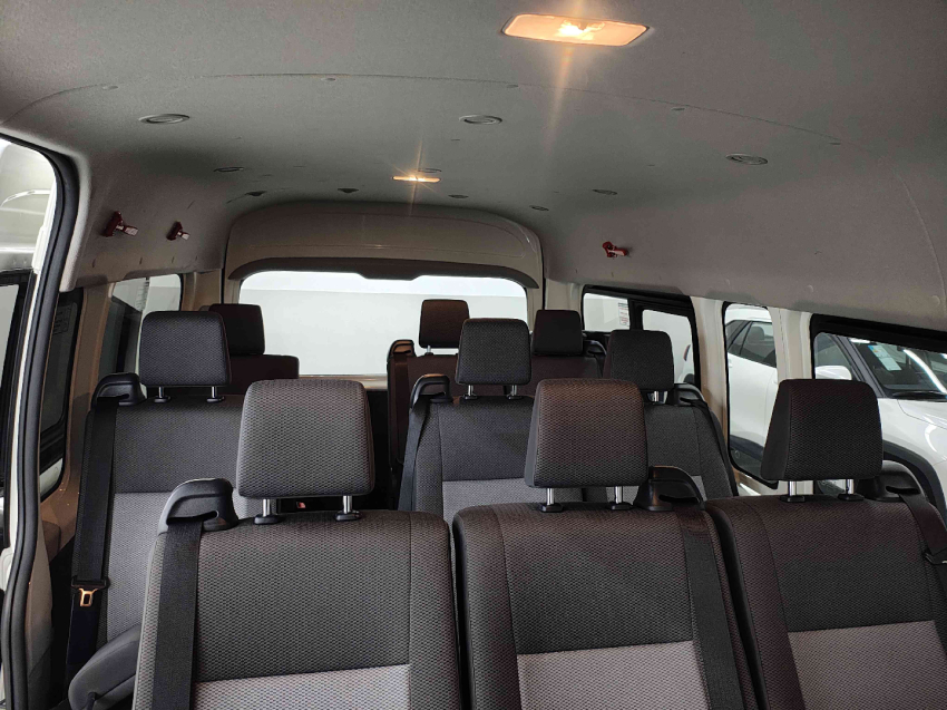 toyota hiace 2.8 d-4d turbo diesel minibus 15+1 dx automatico 4p 20256