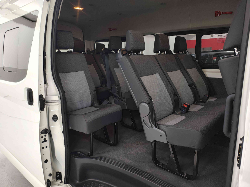 toyota hiace 2.8 d-4d turbo diesel minibus 15+1 dx automatico 4p 20257