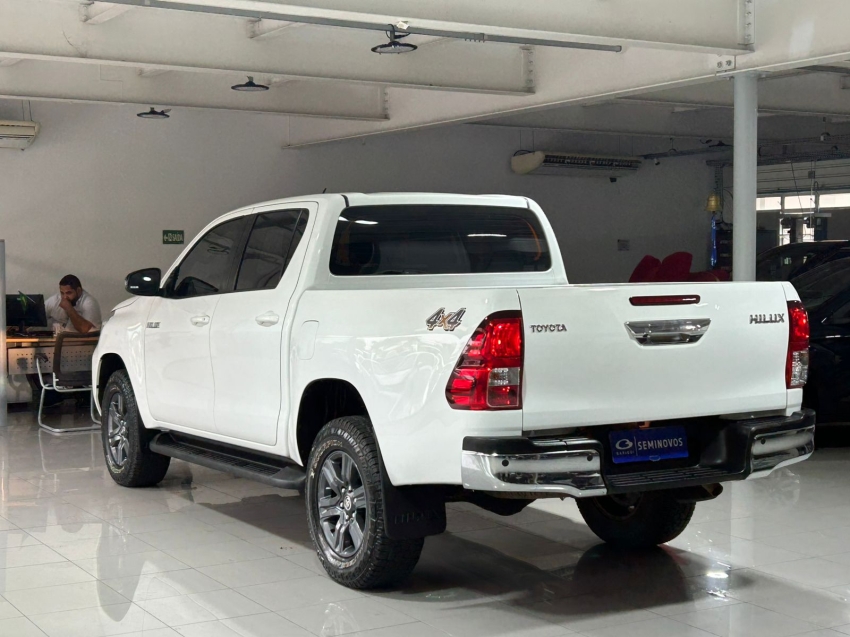 toyota hilux 2.8 d-4d turbo diesel cd sr 4x4 automatico 4p 2024