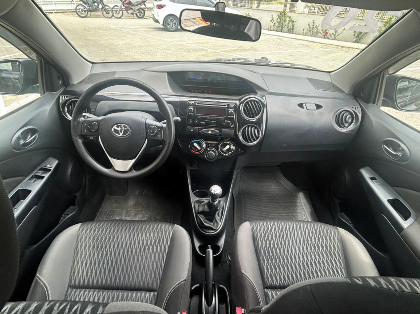 baixa km! - toyota etios x plus sedan 1.5 flex  manual